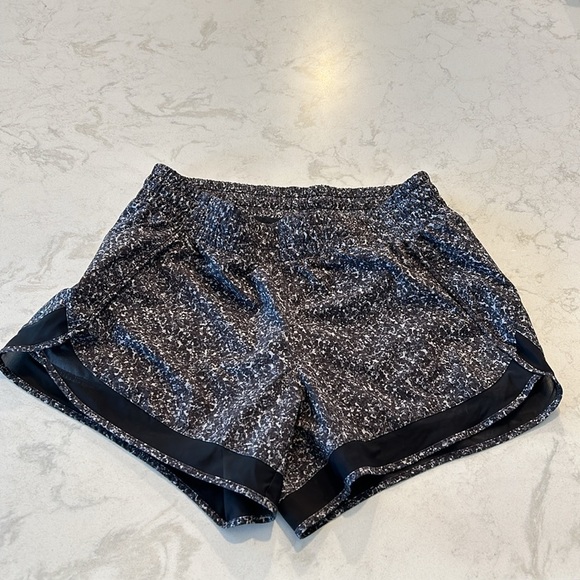 Athleta Printed Mesh Racer Run Short 4" Black and Gray Size Small - Picture 3 of 11